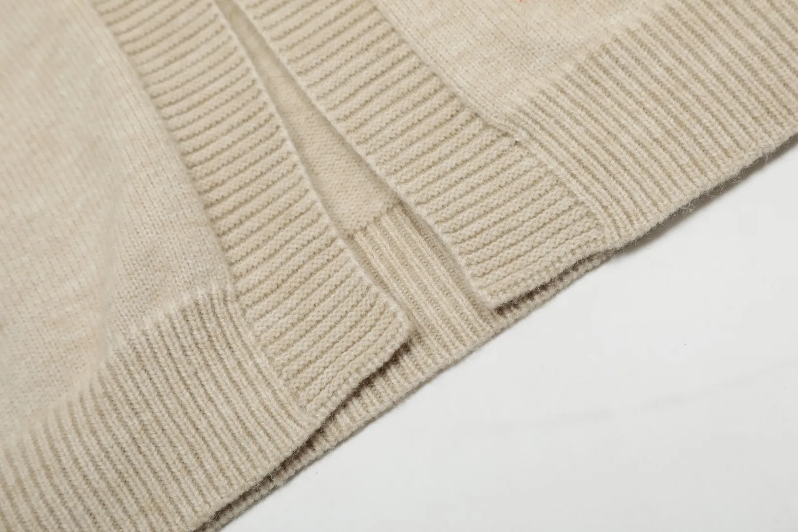 🅿️220 "Top quality" Style number: DS016# [Ralph Lauren V-neck solid color pony embroidered logo woolen knitted shawl cardigan] ✅Ralph Lauren Lazy‌oversize style basic classic versatile ten-color shawl cardigan ✅Main supplier platform live broadcast Wholesale entity Replenishment when out of stock No removal from shelves ✅ZP quality 1:1 version Scan the code to enter the GF website Counter quality ✅Details and quality are the only one in Guangzhou. Light luxury wool. Focus on high-end. Cost-effective. Good quality. Needless to say. ✅Restore the original version. Can wear 190 pounds. Loose, comfortable and stress-free. ✅Loose upper body, oversize and lazy style. Must-have style for goddess ootd. ✅Good-looking clothes are never picky. Recommended for goddess wardrobe. Taro Purple, Light Khaki, Chinese Red, Anchor Red